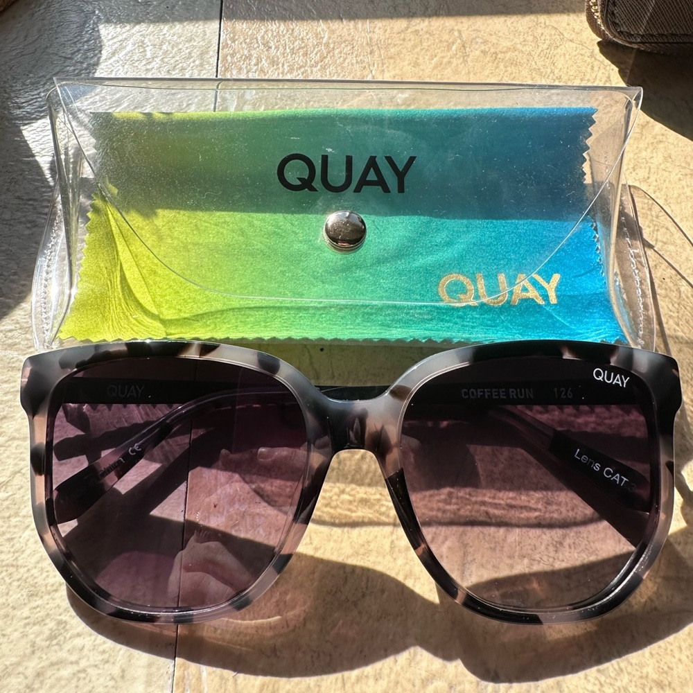QUAY “COFFEE RUN” Color: milky tortoise/smoke